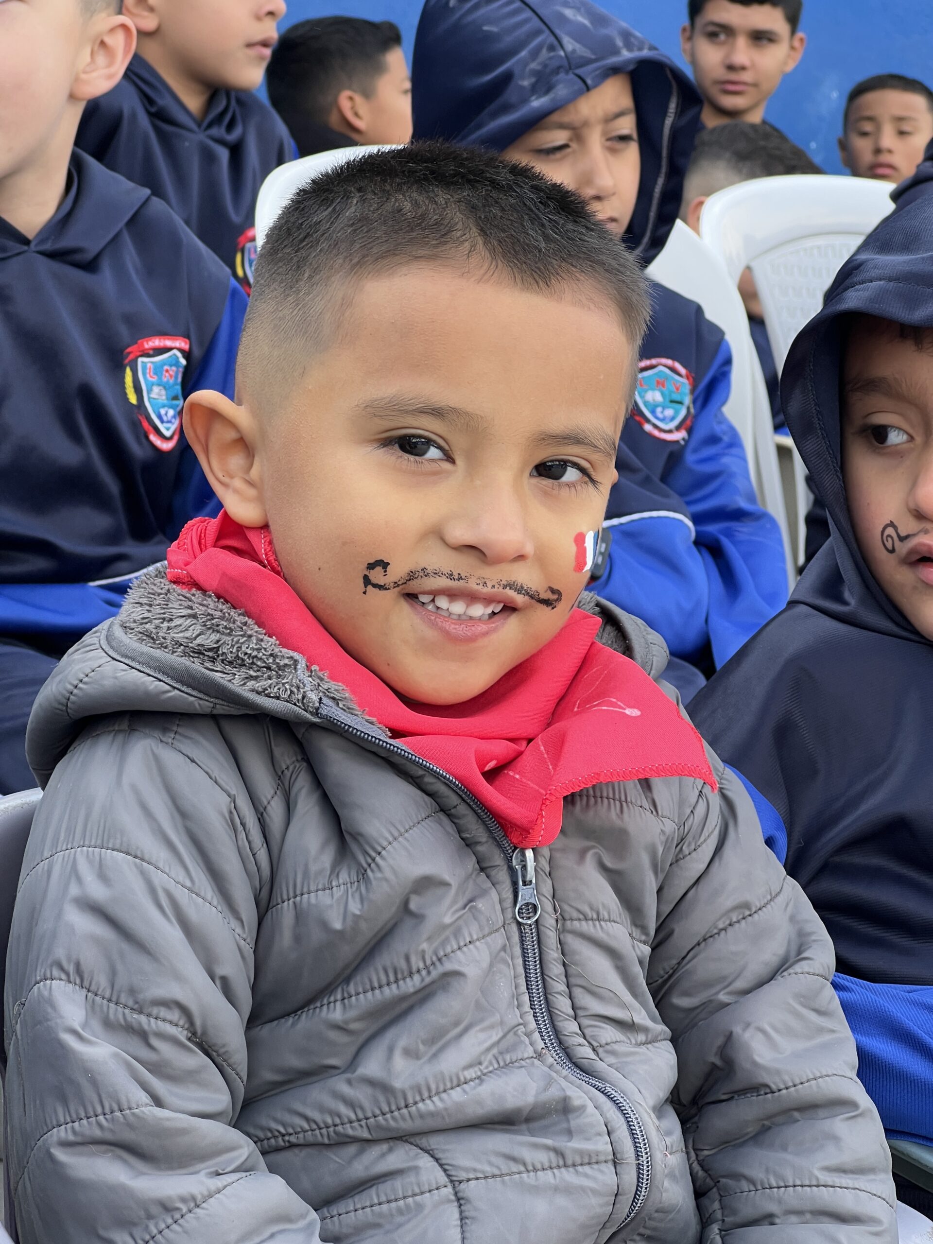 Niño de Fundación Karis sonriendo