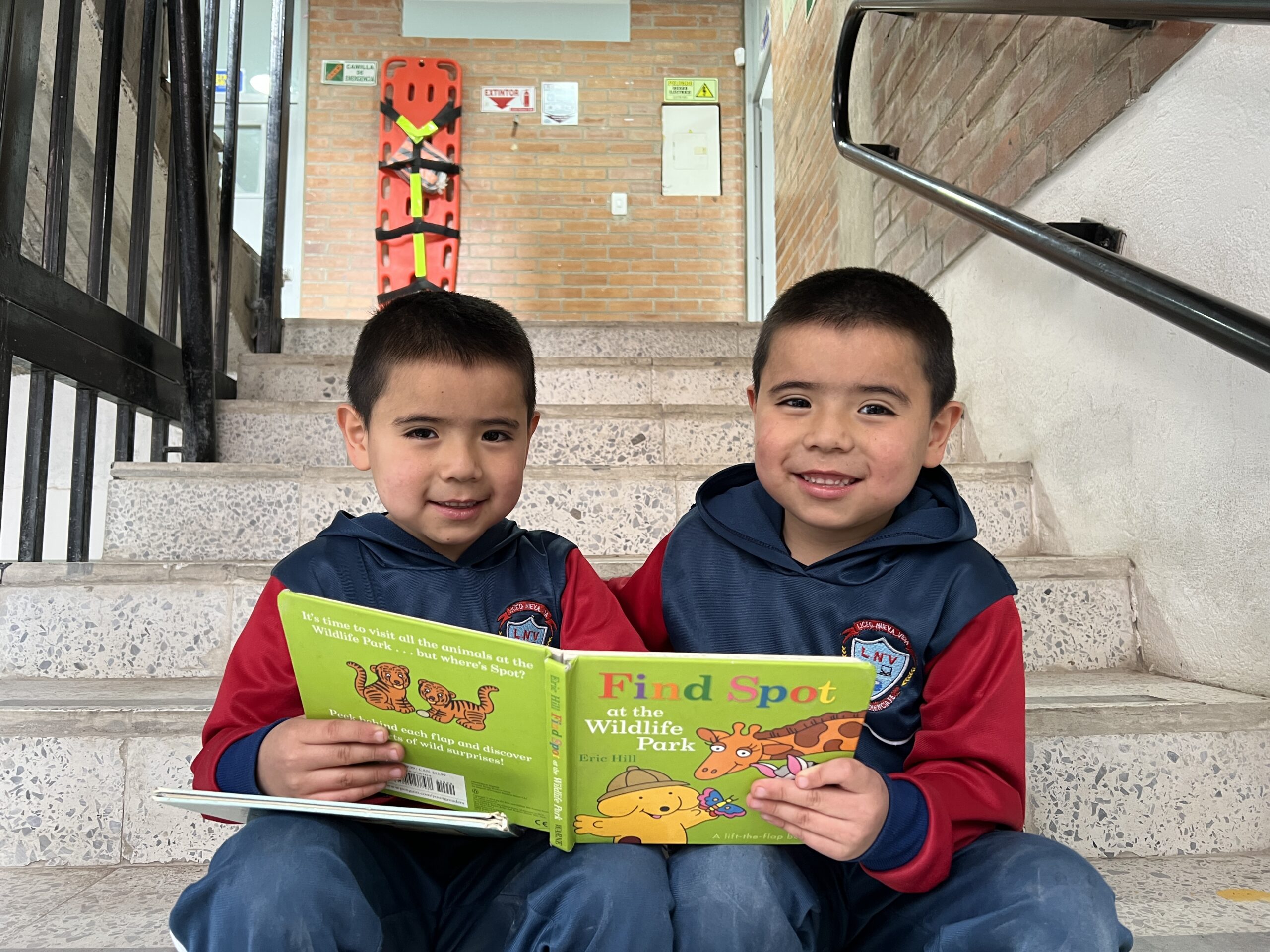 Niños de Fundación Karis leyendo un libro