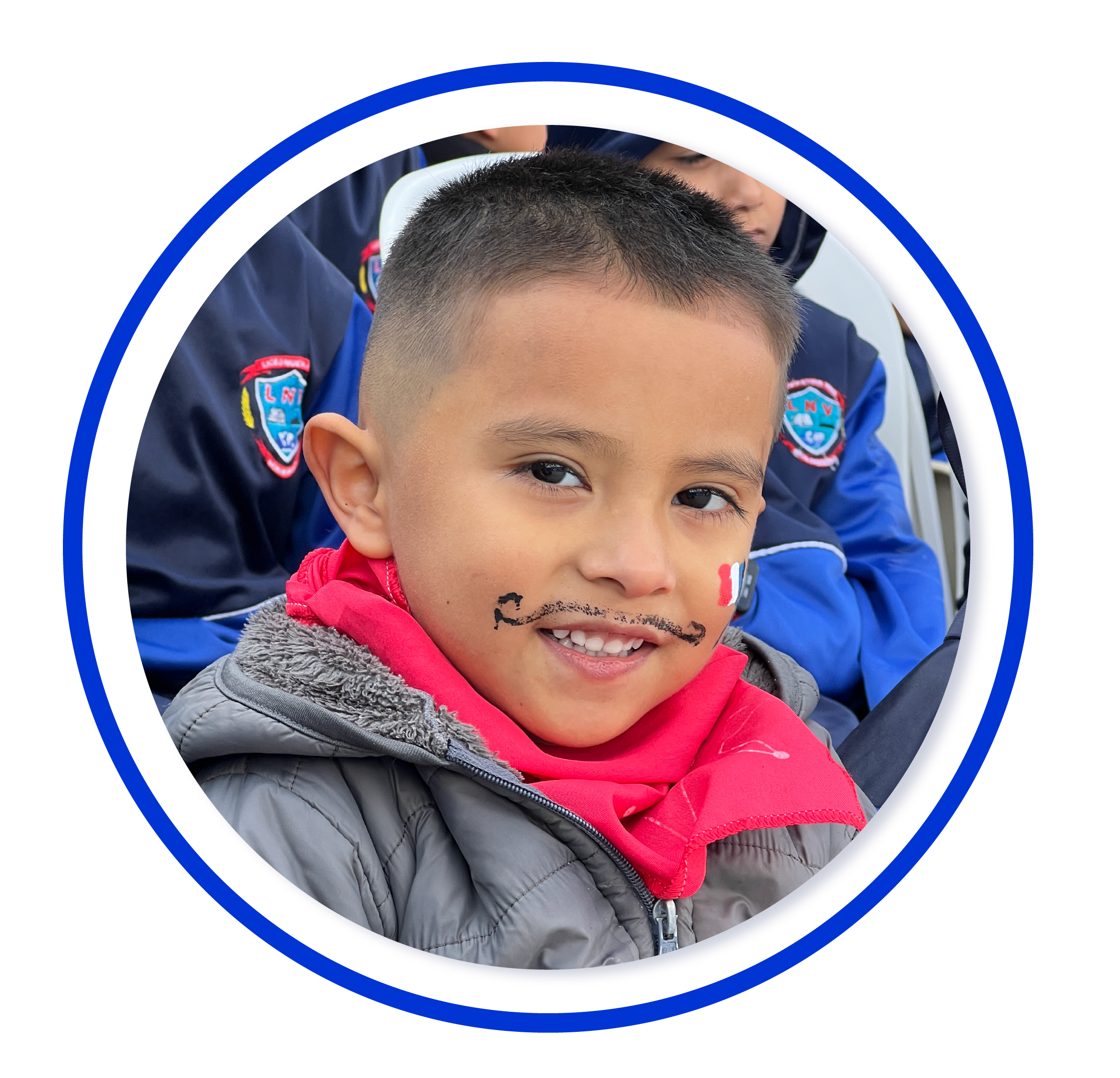 Niño de Fundación Karis sonriendo