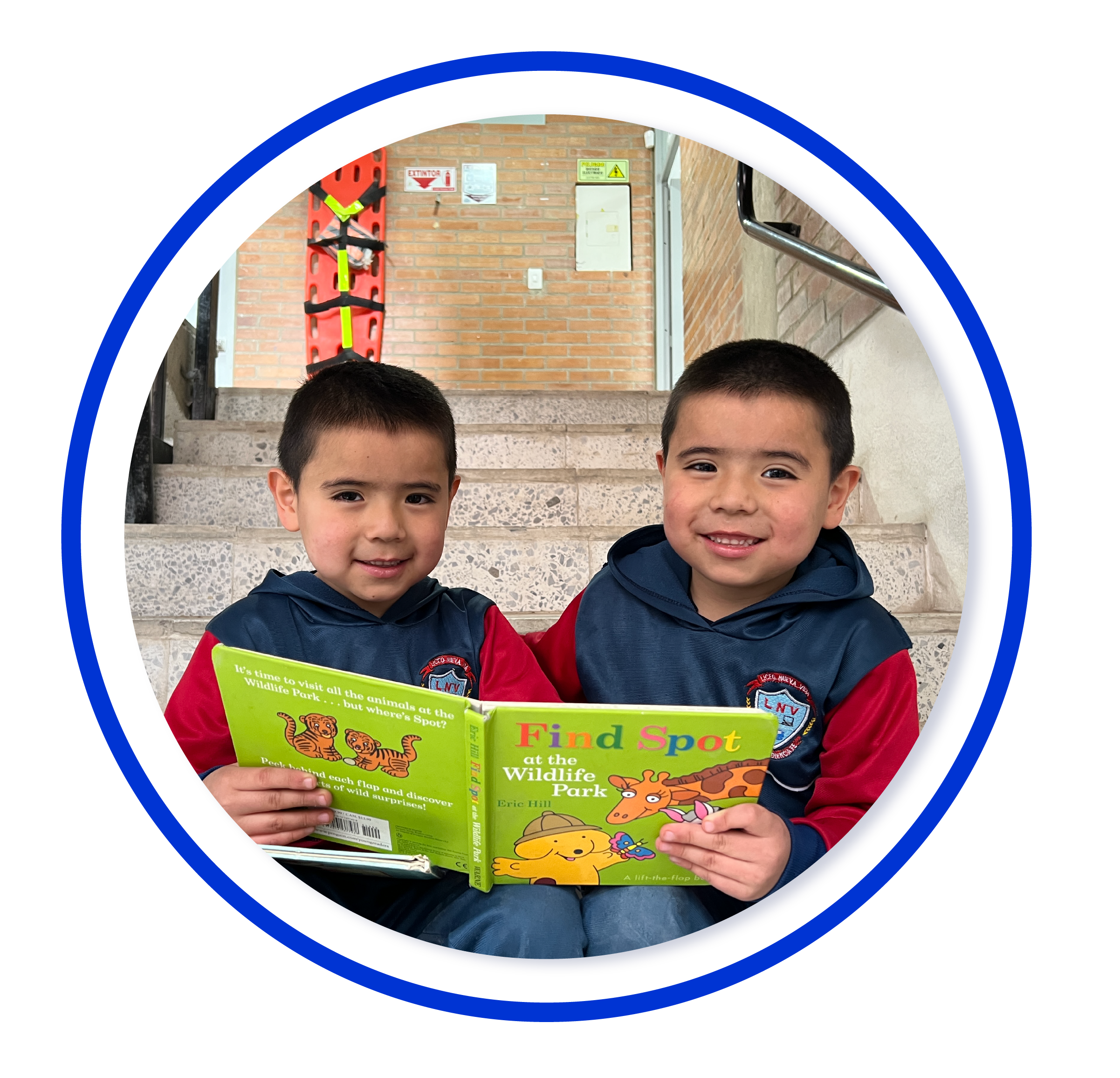 Niños de Fundación Karis leyendo un libro
